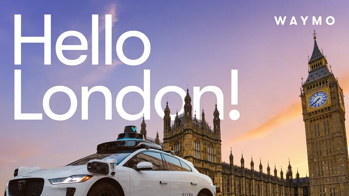 Ein Waymo Auto fährt durch London